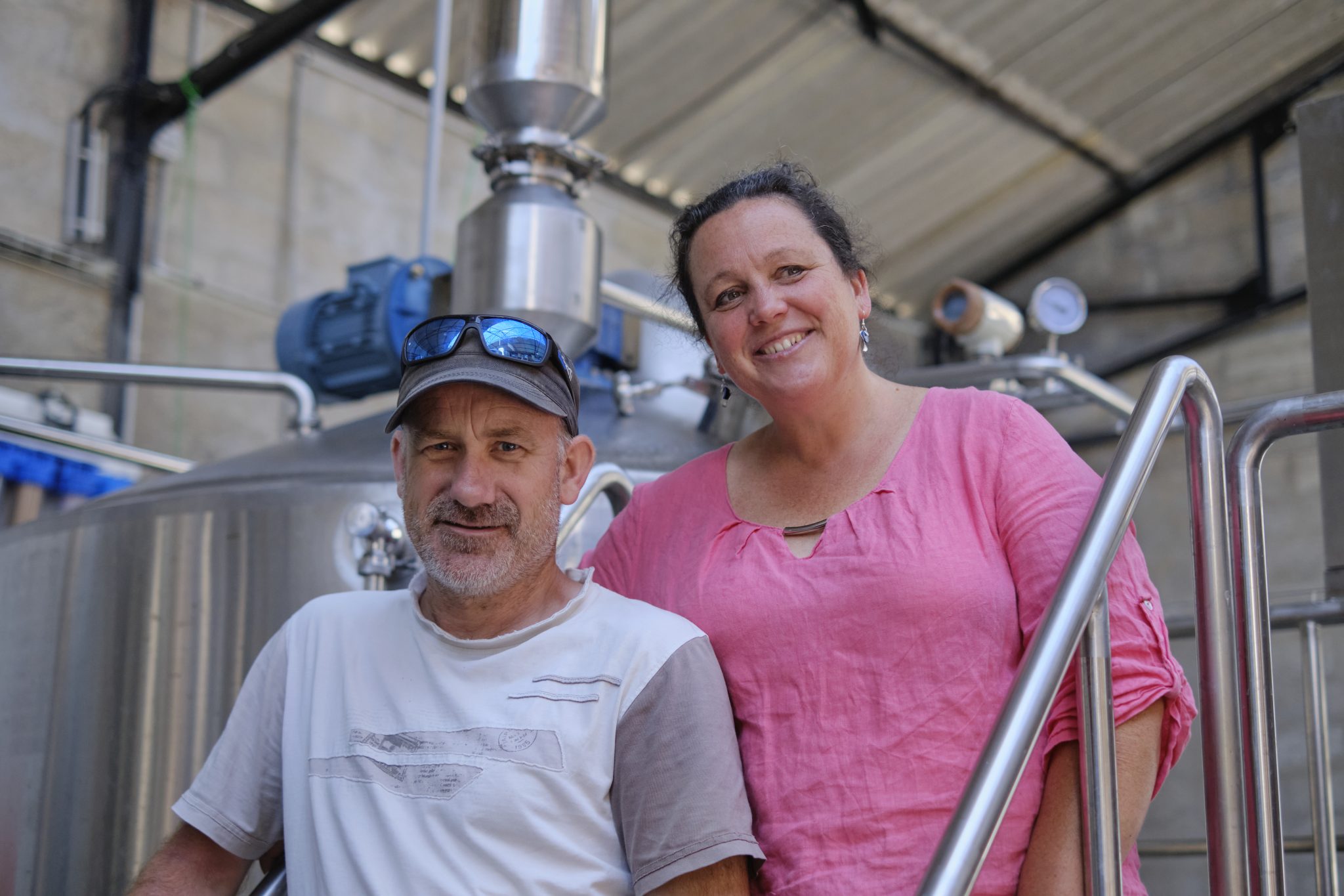 Pierre James et Anaïs Hermann ont démarré dans leur garage en bidouillant leurs premiers brassins.